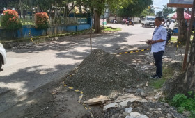 Rabu, 05 Juni 2023 Lurah karang anyar membersihkan tumpukan pasir yang mengendap yang berada di tikungan lampu merah jl. Tengkawang & tumpukan bahan pekerjaan yang menutup sebagian jalan di jalan ulin