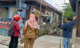 Selasa, 28 November 2023, Kasie Ekobang bersama staf mendampingi Pihak Perkim Kota Samarinda untuk m3ninjau kondisi rumah tidak layak huni di RT. 010, 013, 018.