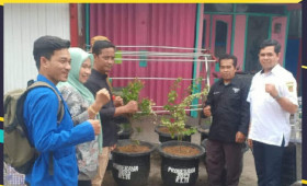 Serah terima pot bunga dan gerobak sampah di RT. 11 Kelurahan Karang Asam Ilir