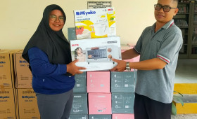 Penyerahan open dan mixer kepada peserta pelatihan pembuatan kue kering