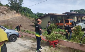 Giat, Jum'at 18 Oktober 2024 Mengikuti Zoom Meeting tentang Sosialisasi Anugerah ASN dan Non ASN Tahun 2024 ikuti Seklur, Menghadiri undangan silahturahmi FKDM Tahun 2024 dan Sosialisasi pembahasan bersama Kapolsek dan Danramil Samarinda Utara di Aula Kecamatan Samarinda Utara dihadiri Lurah & Melaksanakan kerja bakti dilingkungan kelurahan sempaja barat diikuti seluruh staf kelurahan sempaja barat.