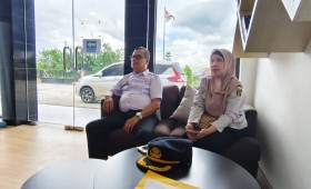 Giat siang, Rabu 26 Februari 2025 Mendapatkan kunjungan dari Kecamatan Samarinda Utara oleh bapak Plt. Camat Monitoring pelayanan umum bertemu dengan Sekretaris Lurah & Menindaklanjuti laporan Bapak Teguh perihal Keluhan Papan Reklame yg tidak Layak dan tinjauan langsung kelapangan oleh Kasi Tapem, Kasi Ekbang beserta staf, Babinsa dan Bhabinkamtibmas, Kepala DPMPTSP Kota Samarinda, Kepala Dinas PUPR, Kepala Satpol-PP Kota Samarinda.
