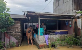 Giat sore, Selasa 27 Mei 2025 Monitoring debit air banjir pada sore hari Alhamdulillah terdapat sedikit penurunan pada area di Jalan KH Wahid Hasyim RT 04 sampai Jl. KH Wahid Hasyim GG Lorong Abadi RT 12 di dampingi Kasi Tapem beserta staf.