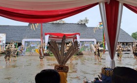 Giat, Kamis 19 Juni 2025 Menghadiri Festival " Budaya Dayak Kenyah" Desa Budaya Pampang 2025 di Lamin Pemung Tawai dihadiri Lurah.