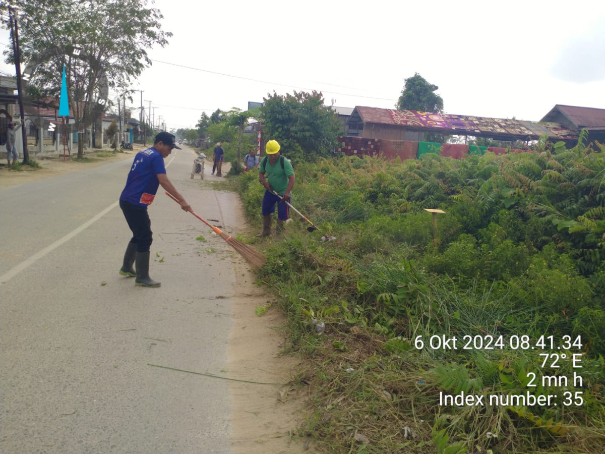 Gotong royong sepanjang jalan adi sucipto