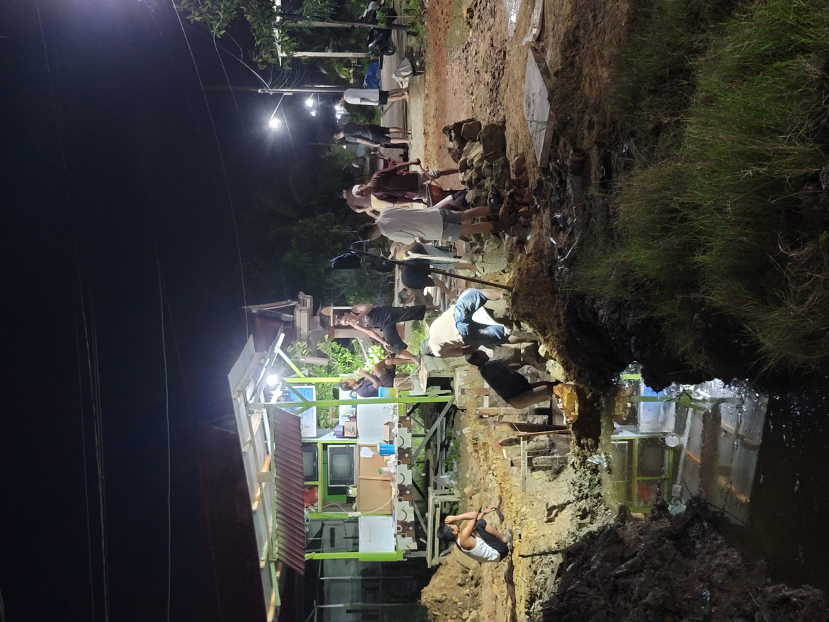 Gotong royong pembuatan jembatan