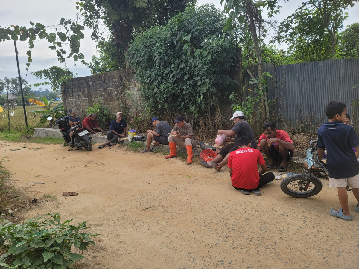 Bergotong royong menyambut HUT RI ke 80