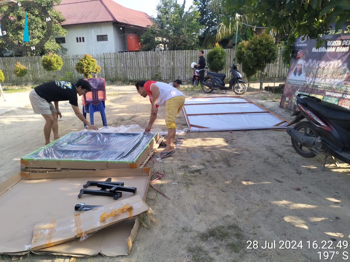 Gotong royong pembuatan skat olah raga tenis meja