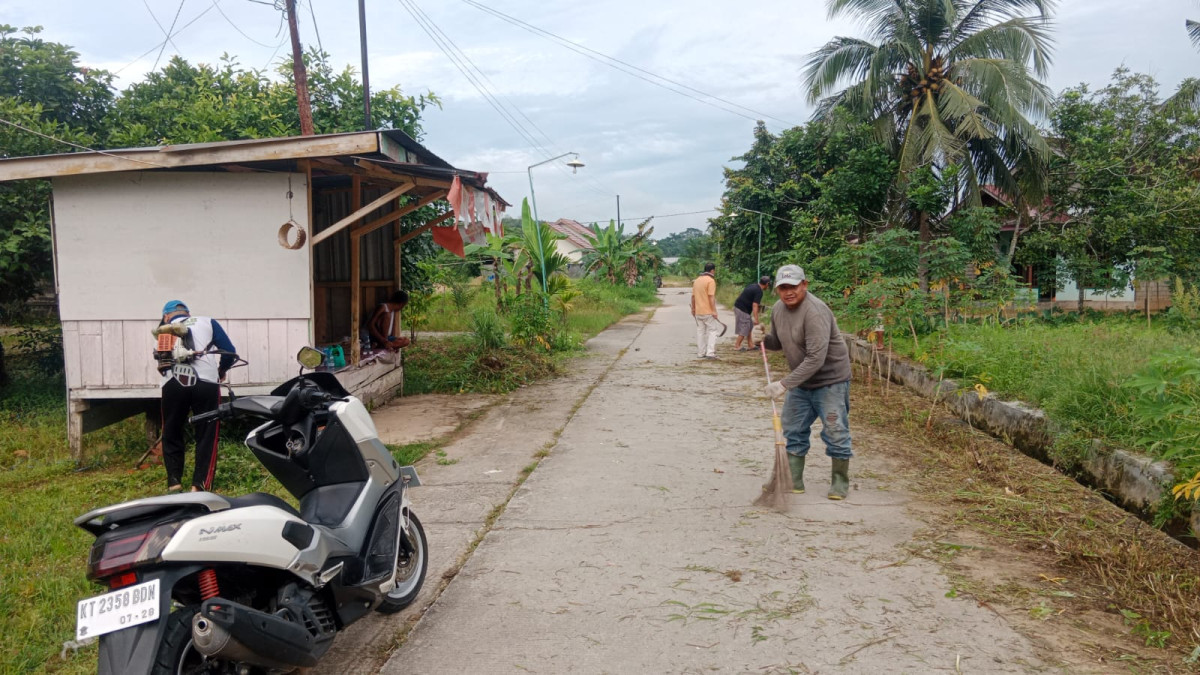 Gotong royong lanjutan penbangan pohon