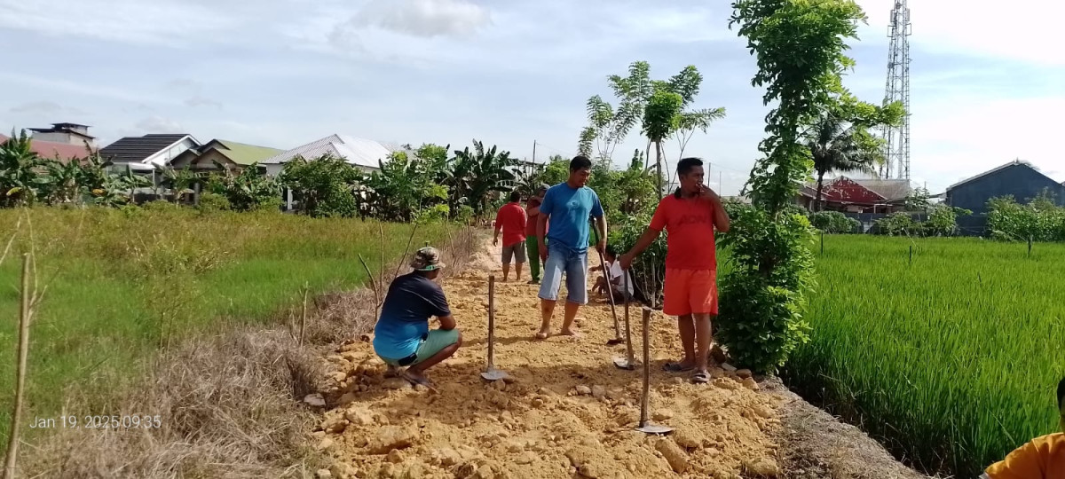 Gotong royong penimbunan jalan tembusan