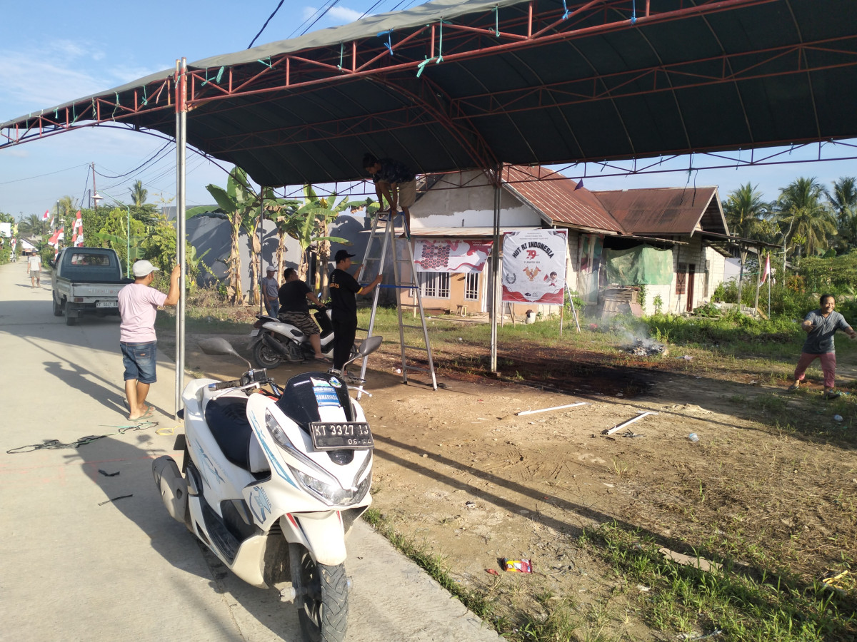 Gotong royong pembokaran tenda kegiatan PHBN,agustus