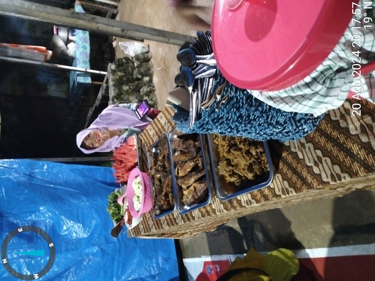 Gotong royong bongkar tenda