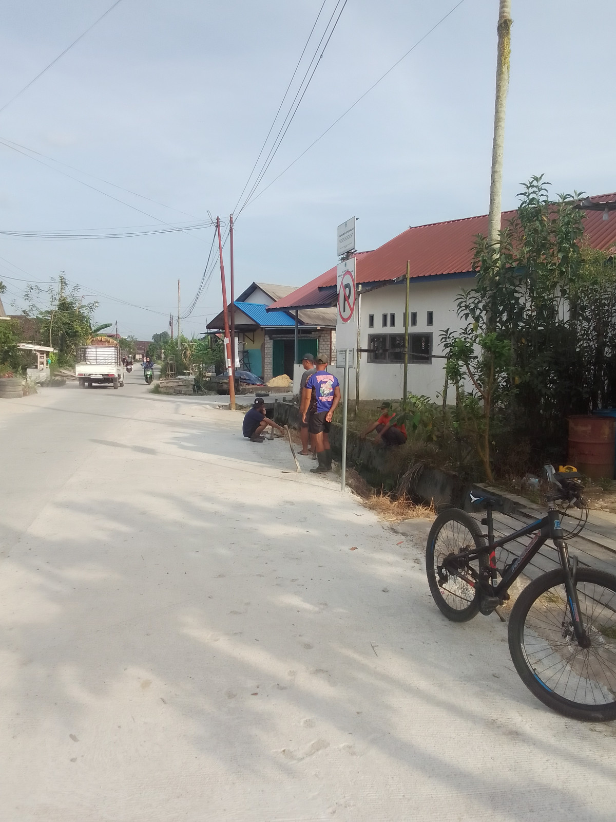 Gotong royong dijln Gaya Baru