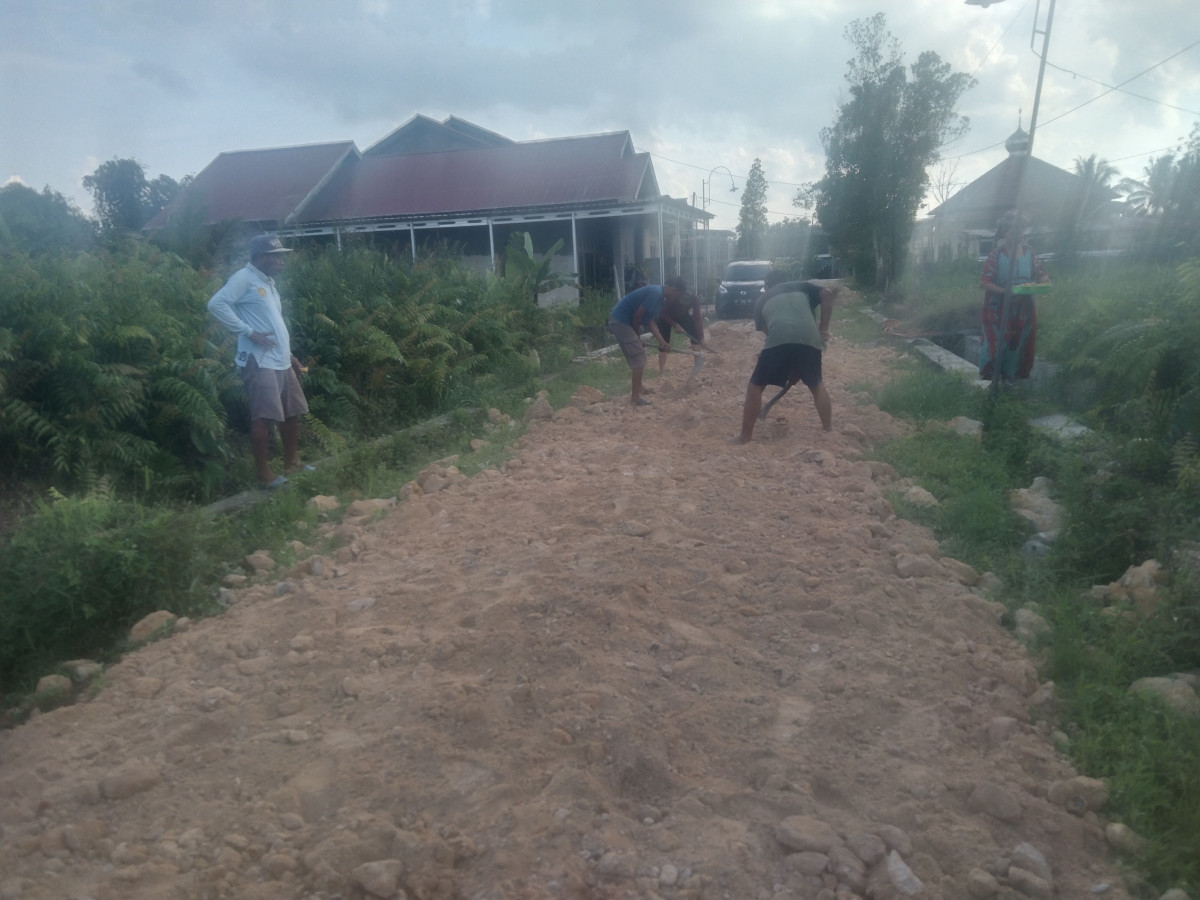 Meratakan tanah Uruk jln rawa indah