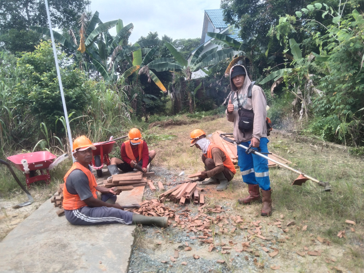 Gotong royong perbaikan jalan