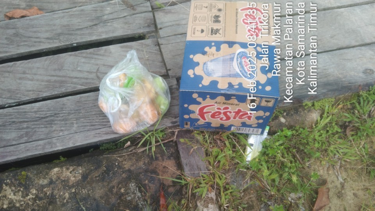 Kegiatan pengaspalan jalan yg lubang