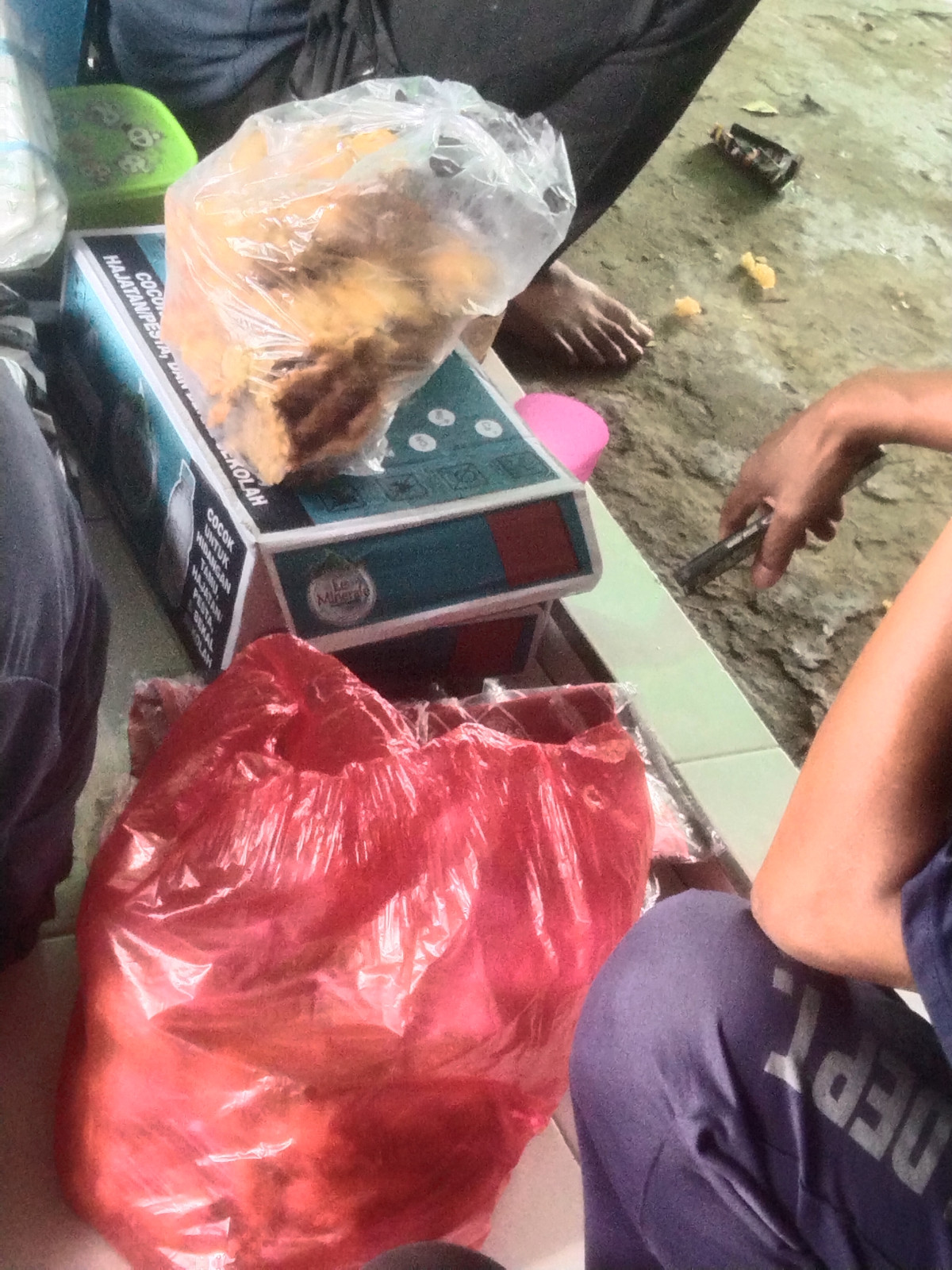 Gotong royong pembokaran tenda