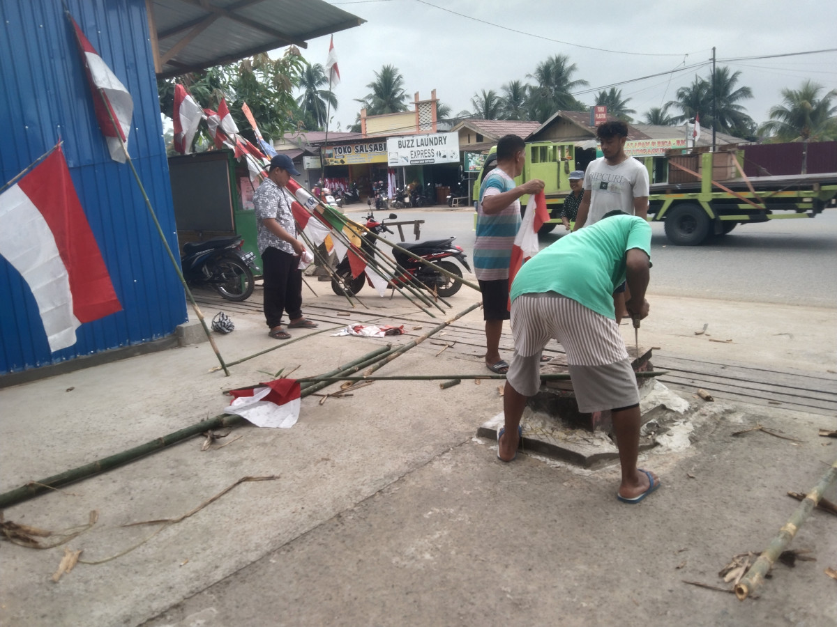 Pemasangan umbul umbul