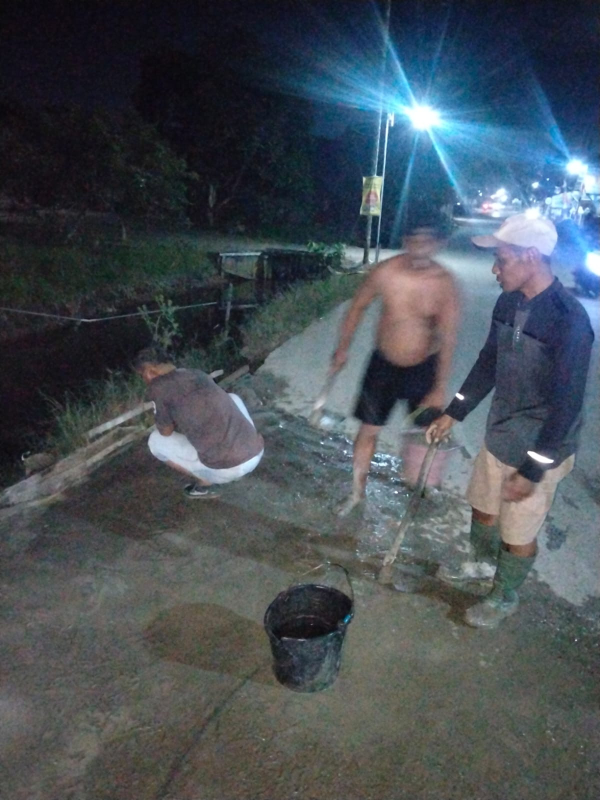 Kerja bakti Mengecor halaman POS Kamling 1 RT. 08