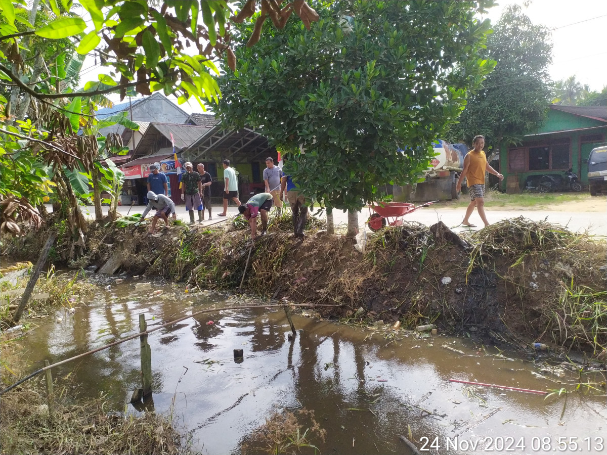 Kerja Bakti Membersihkan drainase atau sungai