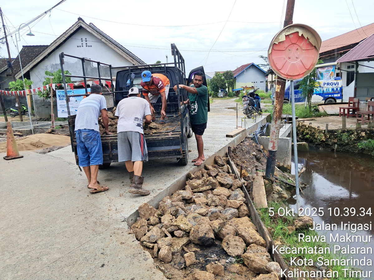 Penimbunan Batu Dipertigaan jalan irigasi