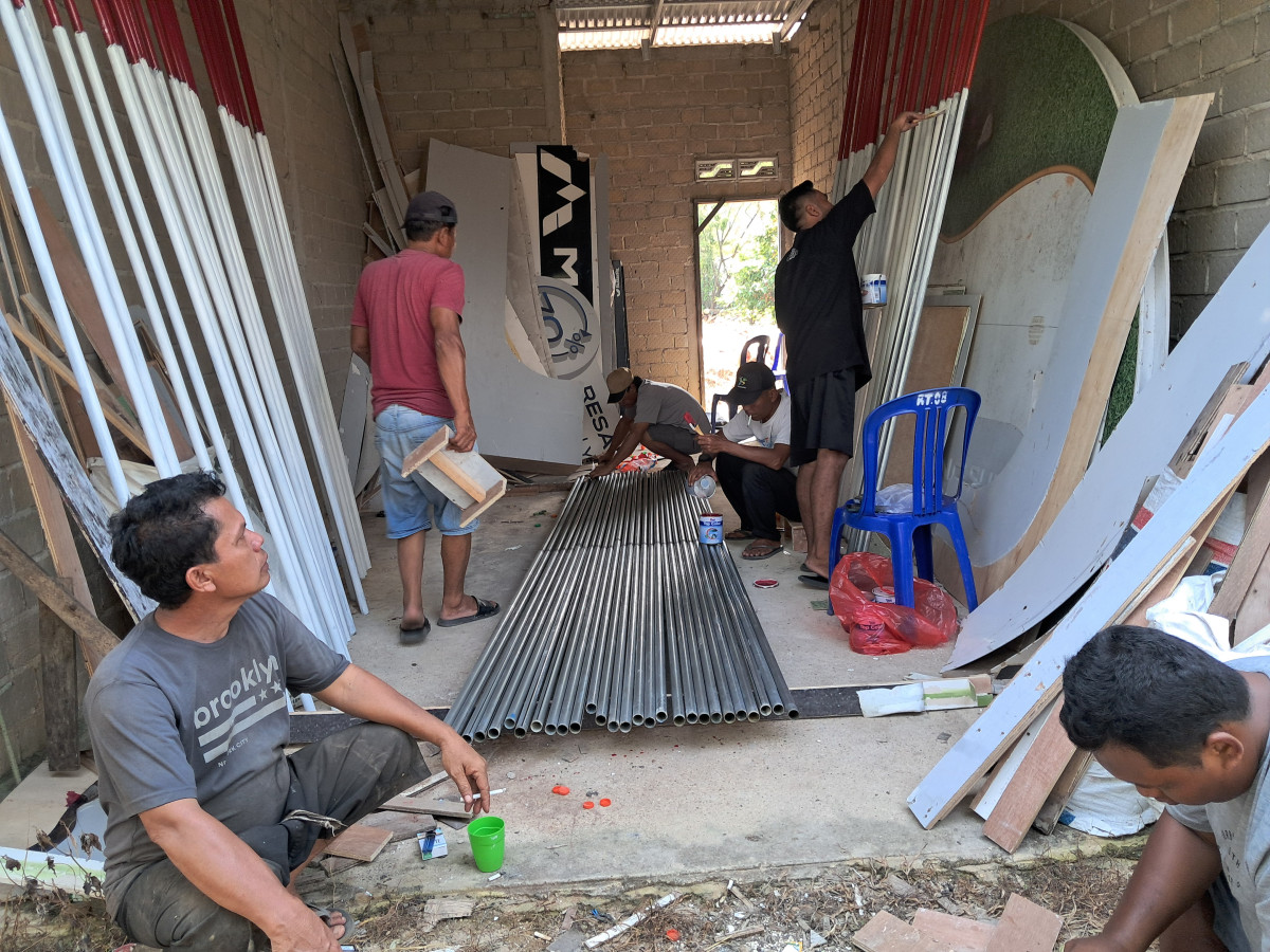 Pengecatan Tiang Bendera