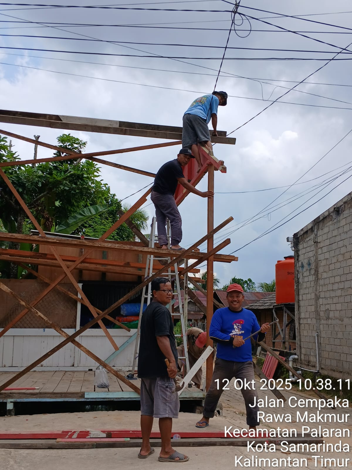 Kerja Bakti Pembuatan Gudang Perlengkapan RT.08