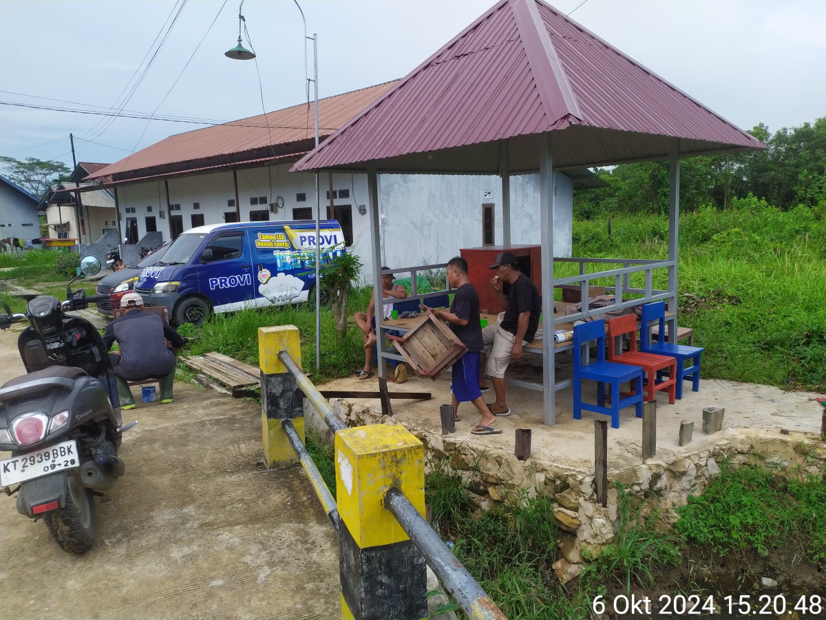 Pengecatan pos kamling dan kursi