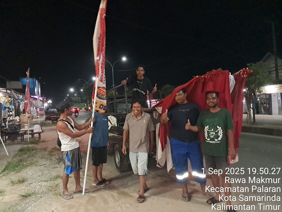 Melepas tiang bendera