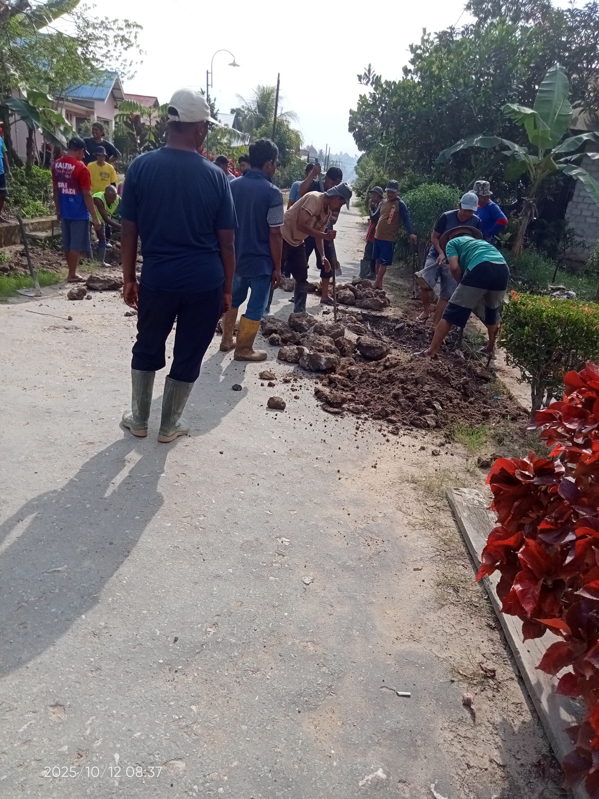 Gotong royong/kerja bakti warga RT 12
