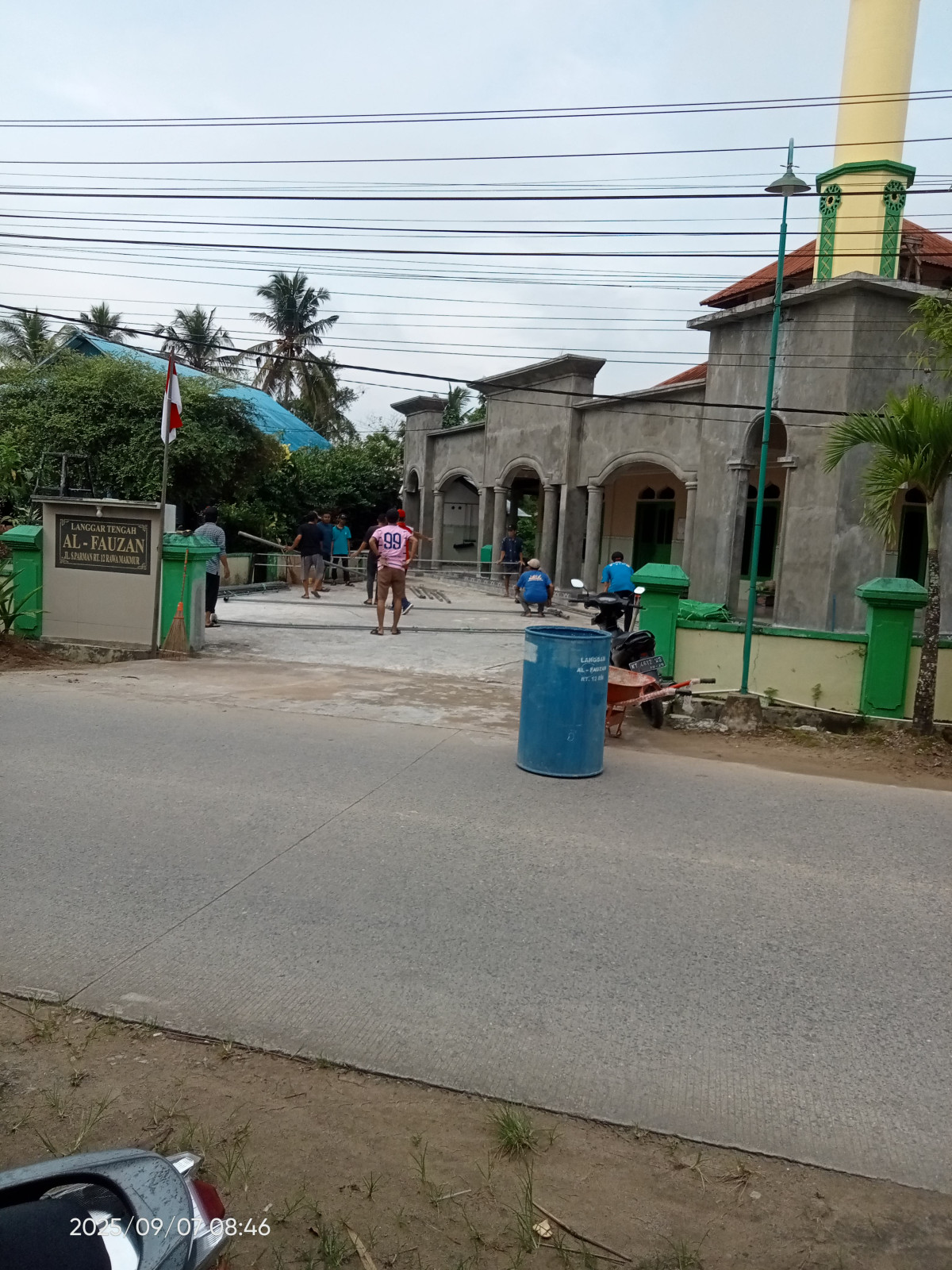 Kegiatan pembersihan lingkungan Langgar Alfauzan,