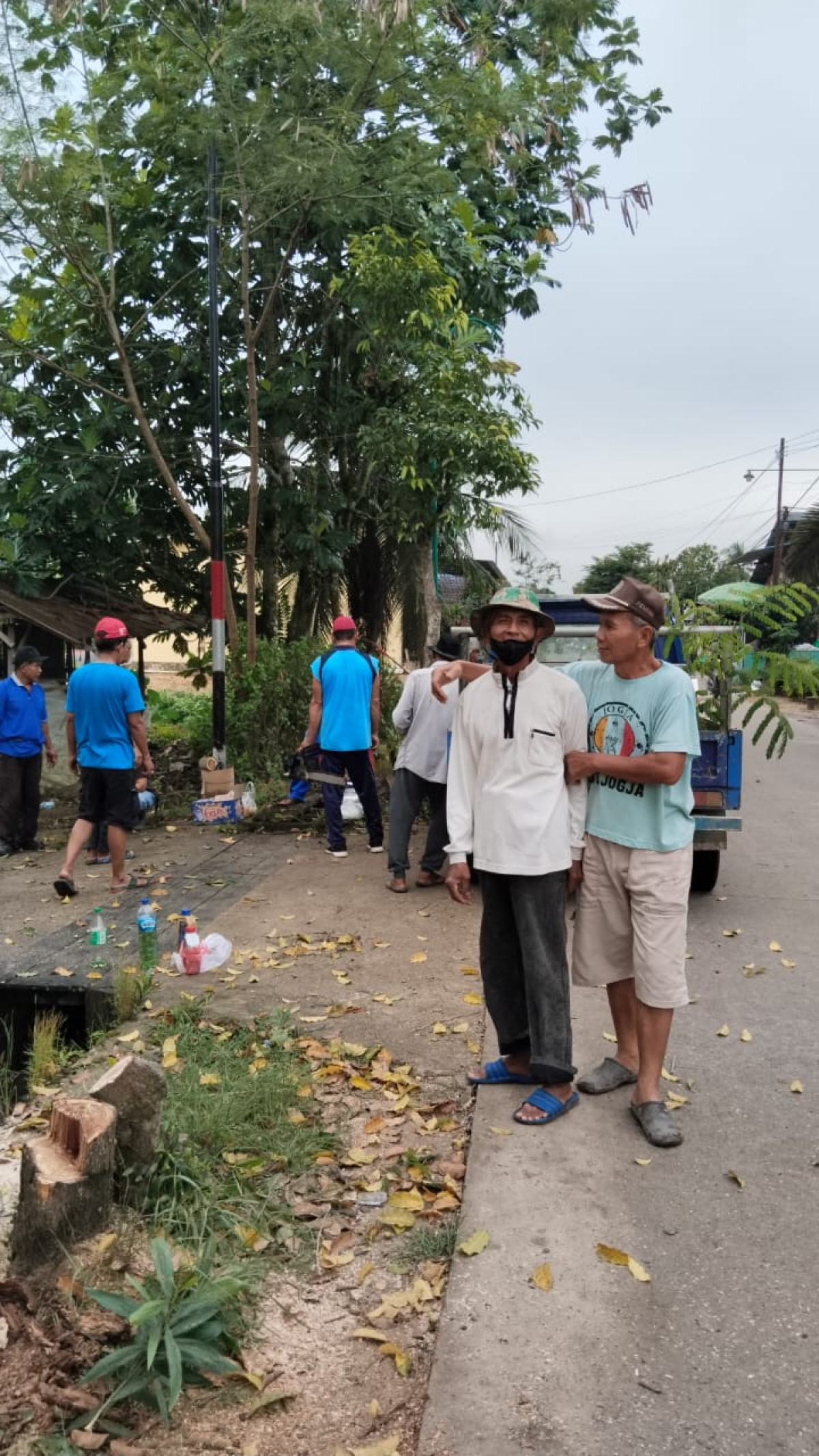 Kegiatan kerja bakti /gotong royong pemotongan pohon yang berada di sepanjang jalan S Parman lingkungan RT 12