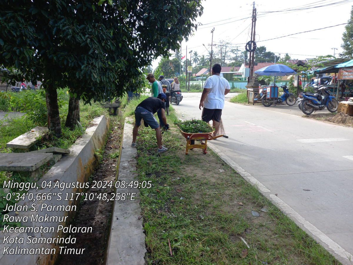 Pembersihan lingkungan JL.S.Parman Timur