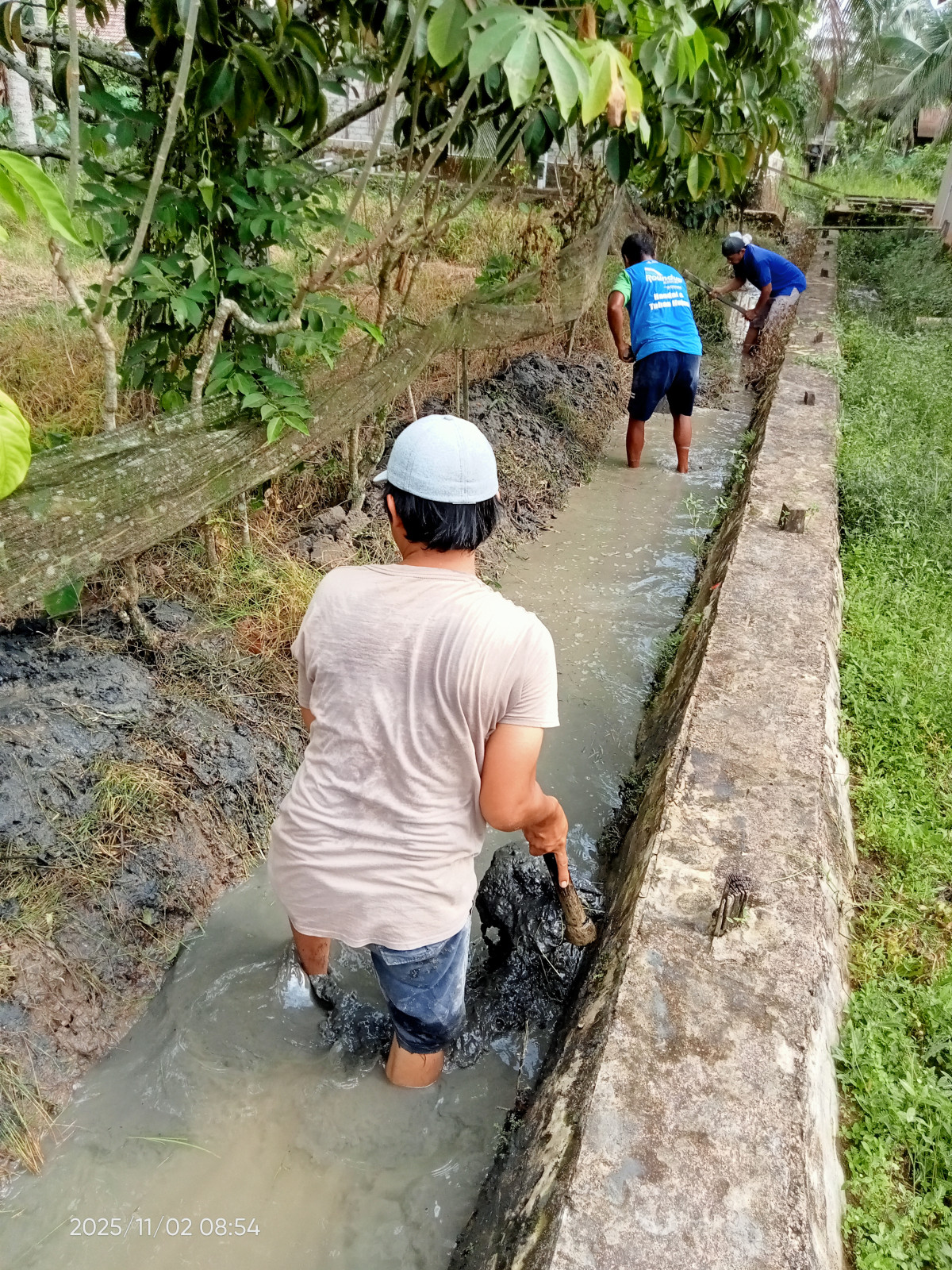 Kegiatan kerja bakti pembersihan parit dan pembersihan rumput" di sepanjang jalan Makmur dan jalan S,Parman lingkungan RT 12