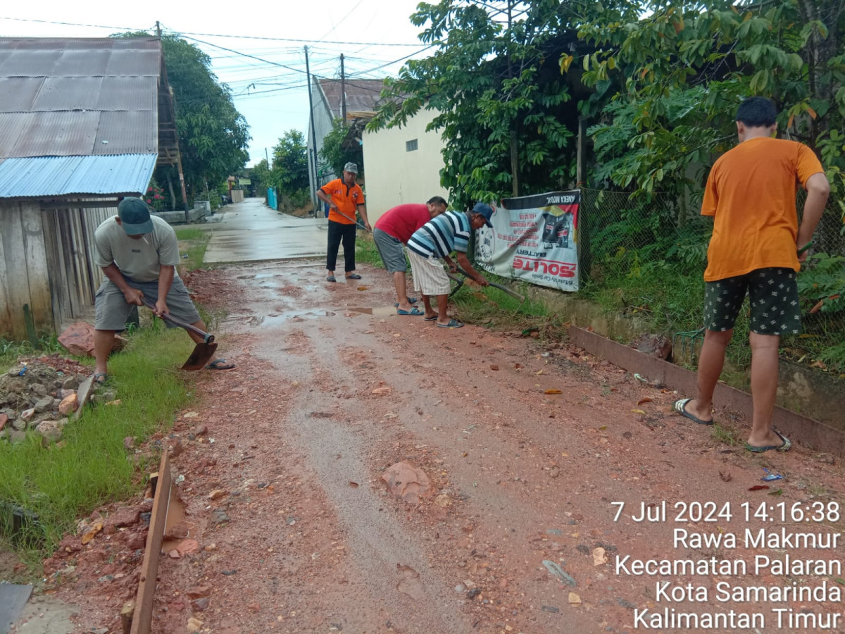 Membersihkan jalanan