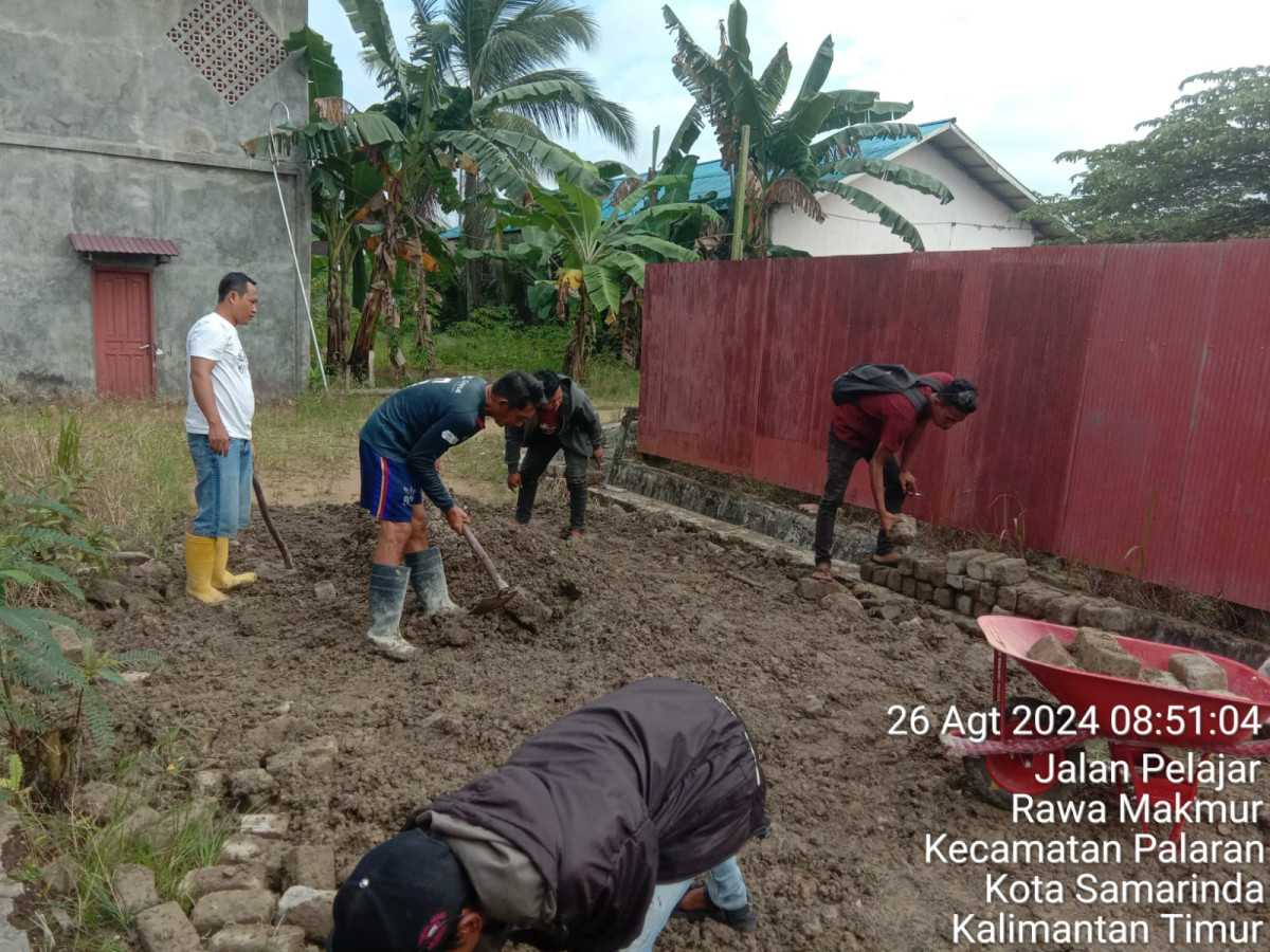 Memperbaiki Jalan yang Rusak