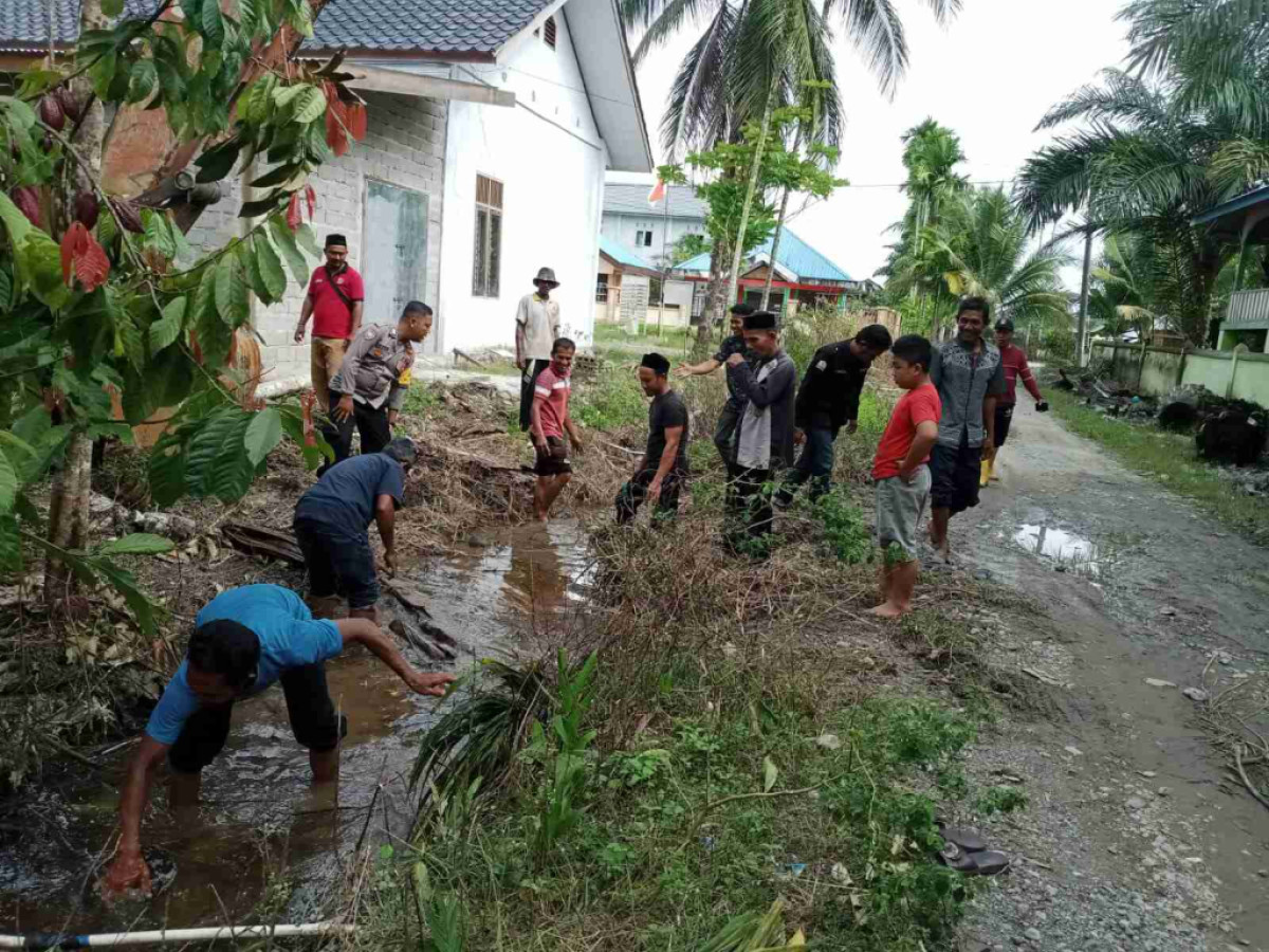 Membersihkan selokan