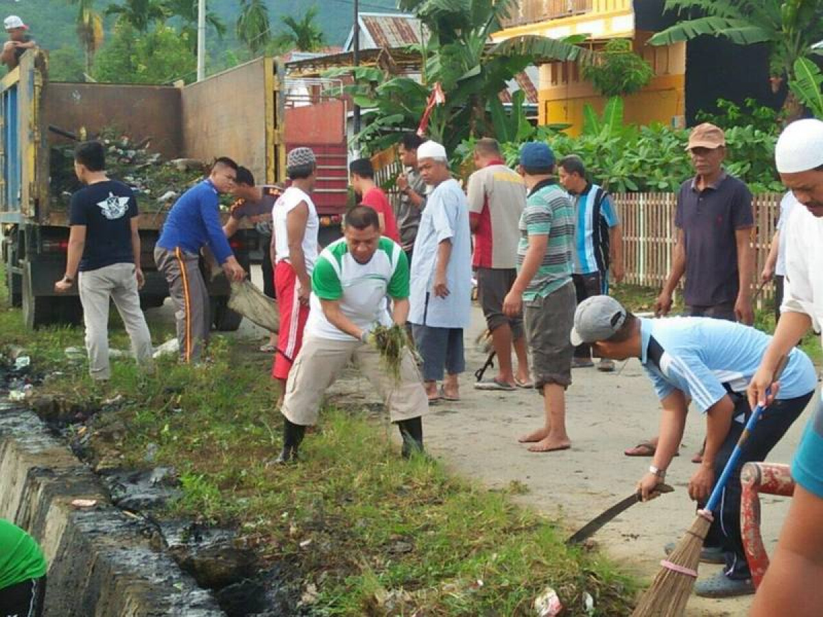 Gotong royong membersihkan selokan