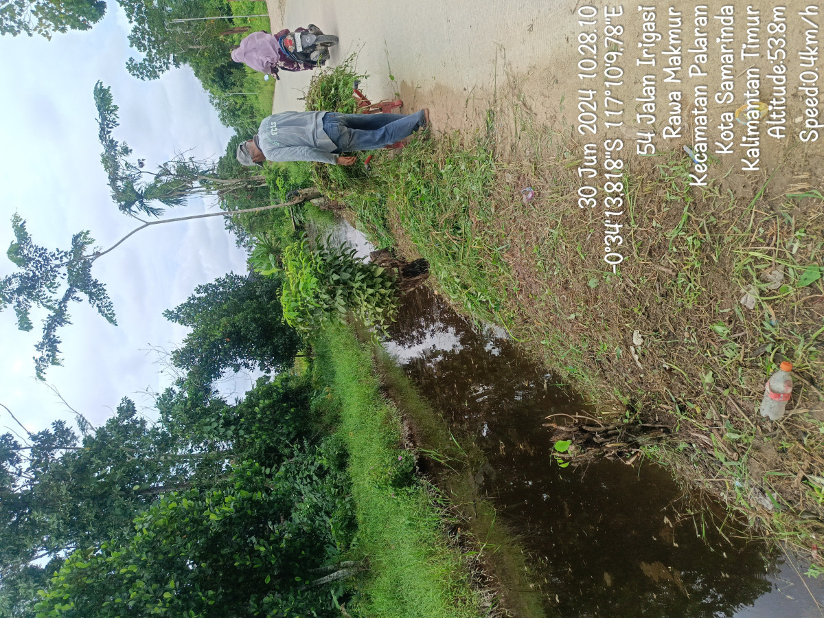 pembersihan rumput jalan irigasi