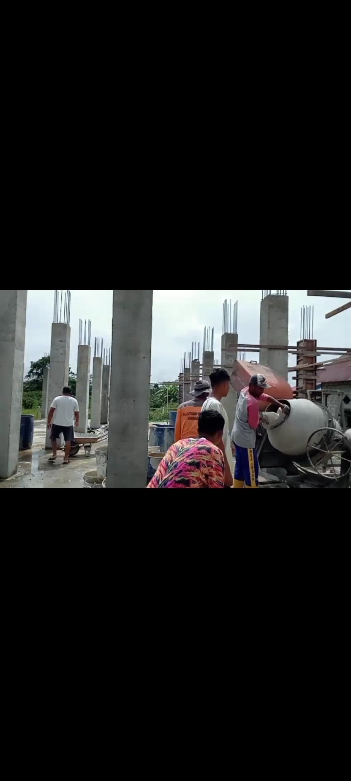 Gotong royong pembangunan masjid Baitul ikhsan jl.irigasi RT 14
