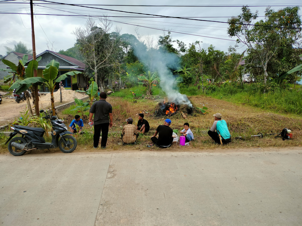 Gtong royong di sepanjang jl irigasi dan pembuatan jembatan untuk fasilitas taman dasawisma Rt14