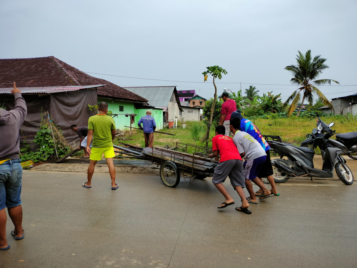 Gotong royong pembangunan pos kamling