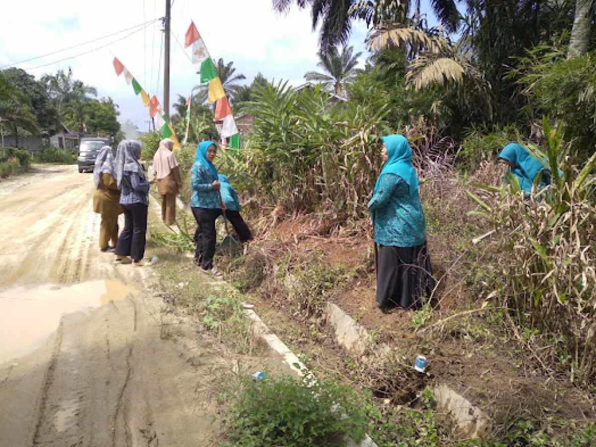 Memangkas tumbuhan liar di sepanjang pinggir jalan