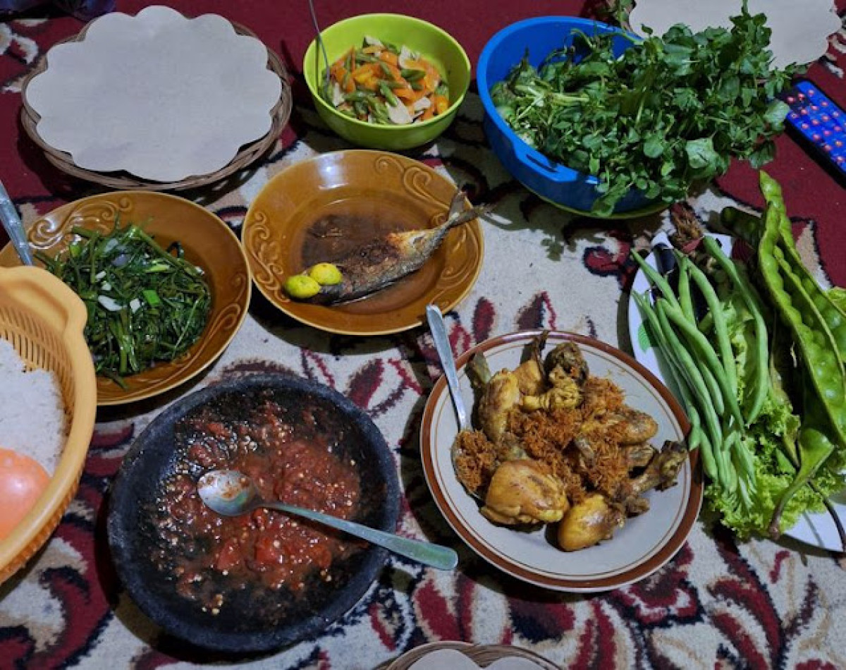 Membersihkan selokan di jl.binawarga