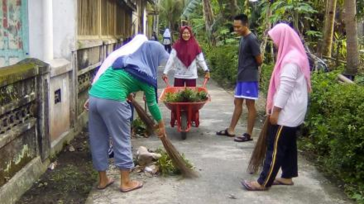 Membersihkan rumput liar sepanjang Gg. 1 jl. Binawarga
