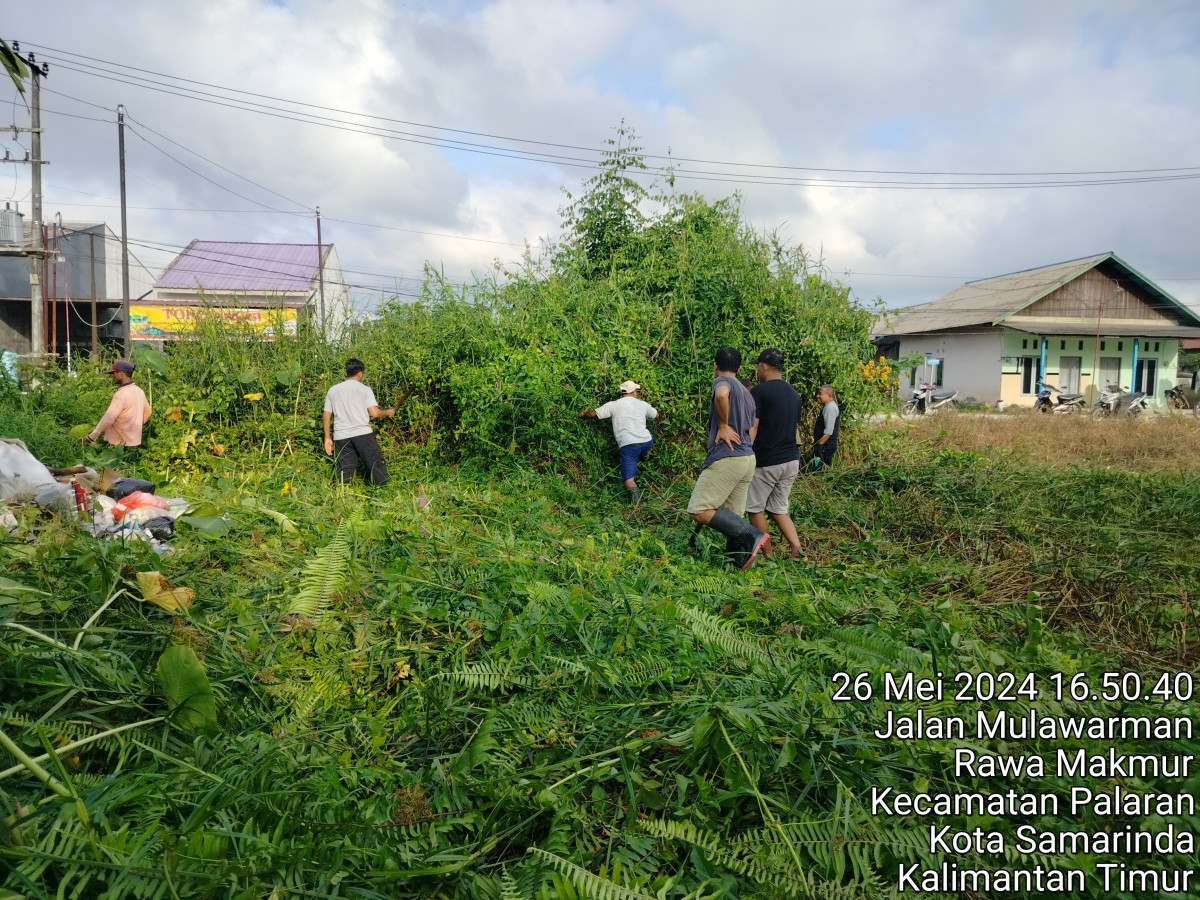 Pembersihan lapangan sarana olah raga