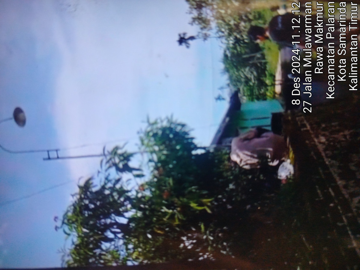 Gotong royong pemasangan tiang lampu jalan