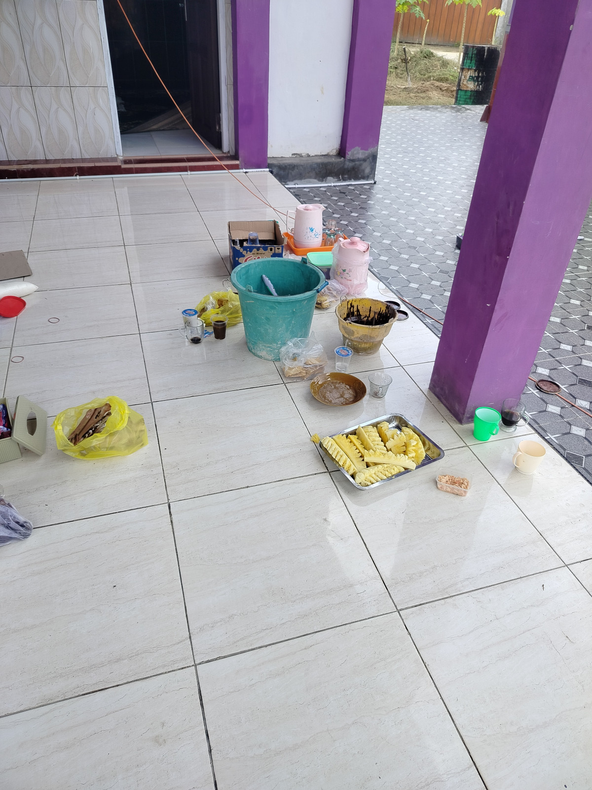 Gotong royong lanjutan pengecatan jendela langgar