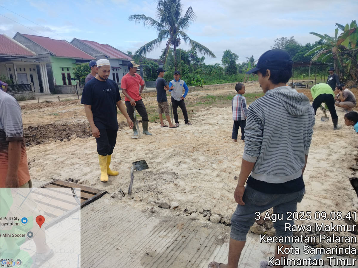 Gotong royong merapikan lapangan