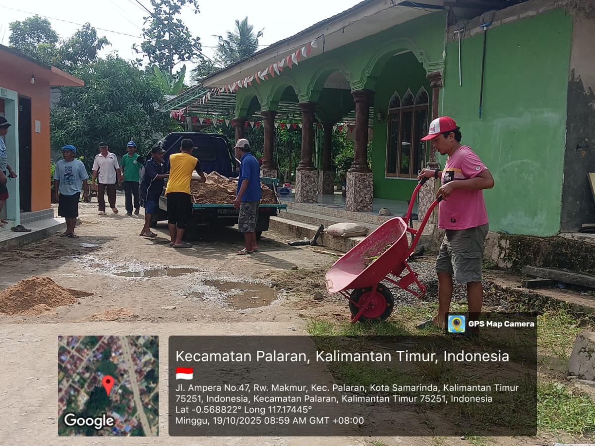 Gotong royong di jalan. Ampera GG Muhajir RT 16